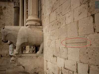 Prima di entrare diamo uno sguardo alla destra del portale, dove � incisa una linea di 58 centimetri. Si tratta del leggendario �braccio lineare�, forma di misura utilizzata nel Medioevo per il commercio dei tessuti calcolata sulla distanza fra il gomito e l�estremit� del dito medio